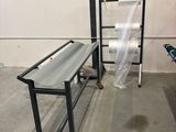 une table placée au milieu d'une pièce