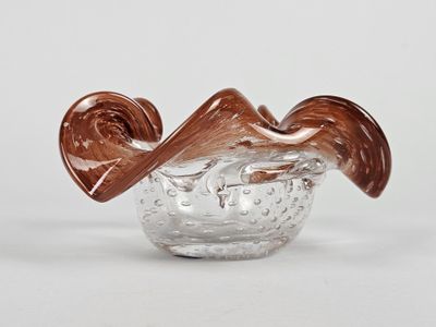 une image représentant un vase en verre orné d'une vague marron