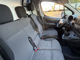 l'intérieur d'une camionnette avec le siège conducteur rabattu
