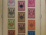 une vieille photo représentant une collection de timbres dans un cadre