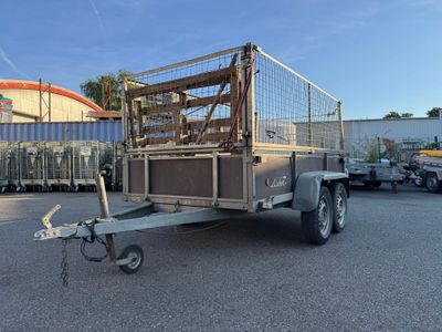 une remorque équipée d'une cage à l'arrière