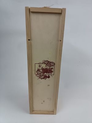 une photo d'une boîte en bois sur laquelle figure une image