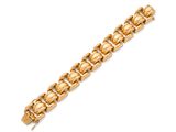 un bracelet en or 18 carats, signé Cartier