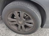un gros plan sur un pneu d'une voiture bleue