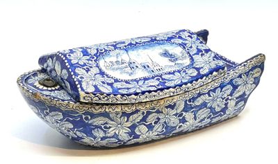 une boîte bleue et blanche avec un couvercle, posée sur une surface blanche