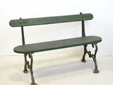 un banc vert qui se trouve dans une pièce