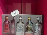 Des bouteilles d'alcool sont exposées dans une vitrine rose