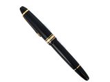 un gros plan d'un stylo sur fond blanc