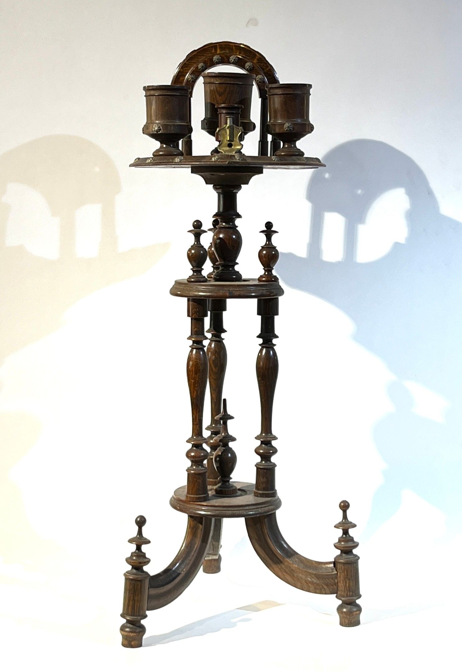 Nécessaire de fumeur tripode en noyer mouluré et teinté.