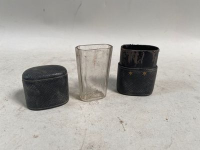 deux tasses et un verre posés sur une table