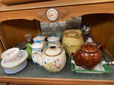 Lot de céramiques : verseuse, tasses et divers