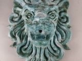 une image représentant une tête de lion sur un mur