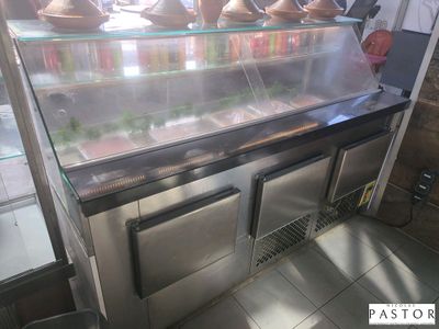 une photo d'une cuisine avec un plan de travail et une vitrine en verre