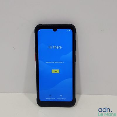 l'arrière d'un téléphone noir posé sur une table blanche