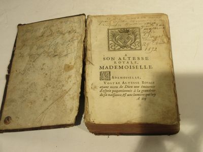 un vieux livre ouvert sur une table