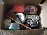 une boîte en carton remplie d'objets hétéroclites sur le sol