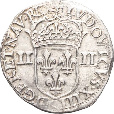 Gros plan sur une pièce de monnaie ornée d'une couronne