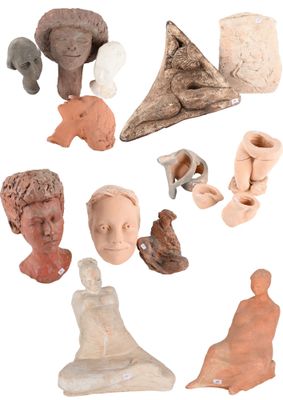 Plusieurs pièces de poterie sont exposées sur un fond blanc