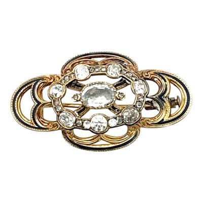 un gros plan d'une broche dorée et blanche sur fond blanc