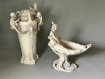 deux vases placés l'un à côté de l'autre sur une table