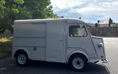 un camion blanc garé sur le bord de la route