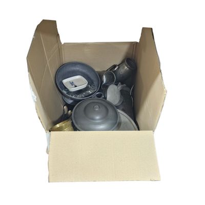 une boîte en carton remplie de casseroles et de poêles