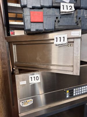 une pile de boîtes métalliques posées sur une étagère métallique