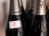 plusieurs bouteilles de champagne sont alignées sur un comptoir