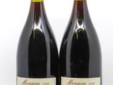 deux bouteilles de vin rouge posées l'une à côté de l'autre sur une surface blanche