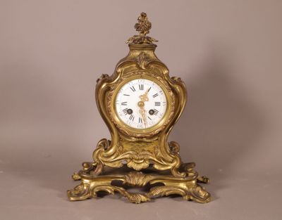 une horloge en or posée sur une table