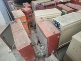 de nombreux types d'équipements électriques dans un entrepôt
