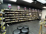 de nombreuses étagères remplies de chaussures dans un magasin qui en propose beaucoup