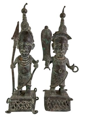 paire de figurines en bronze représentant un homme et une femme avec un oiseau sur la tête