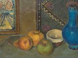 une peinture représentant une cruche bleue et une corbeille de fruits posées sur une table