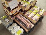 Des cartons de denrées alimentaires sont empilés sur une palette dans un entrepôt