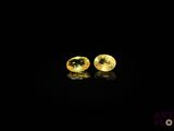 une paire de boucles d'oreilles en forme de lune jaune sur fond noir