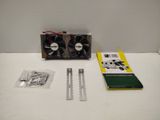 un ventilateur et un livre posés sur une table