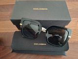 lunettes de soleil Dolce Gucci noires avec des détails dorés et des verres noirs