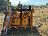 une machine qui se trouve au milieu d'un champ