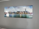 une photo d'un salon avec un canapé et un tableau accroché au mur