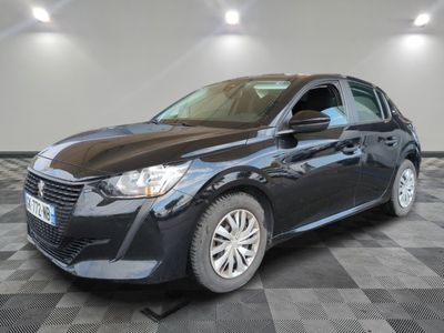 la photo d'une voiture noire sur un sol en damier