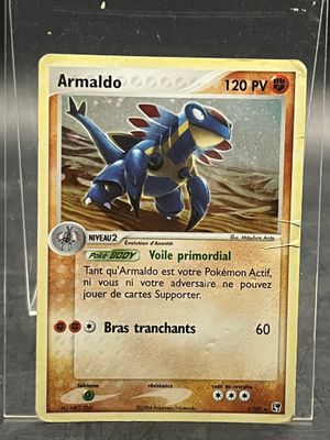 une image d'une carte Pokémon dans une boîte transparente