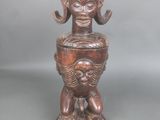 une image représentant une statue en bois d'une femme tenant un bébé dans ses bras
