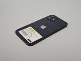 Un iPhone d'Apple est posé sur une table, avec une étiquette de prix accrochée dessus.