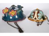 Deux pièces de poterie Art nouveau sont exposées sur un fond blanc