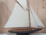 une petite maquette de voilier posée sur une table