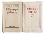 un vieux livre ouvert de manière à montrer la première et la dernière page