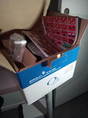 une boîte en carton contenant un certain nombre d'objets