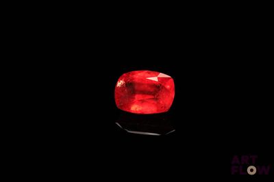 un losange rouge sur fond noir