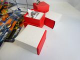 une boîte rouge et blanche contenant une montre